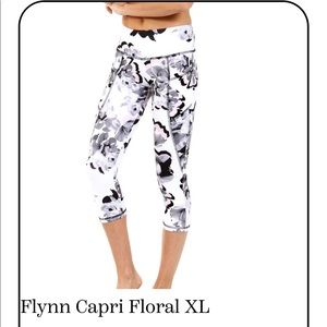 NWT Strut This Flynn Capri floral crop leggings XL